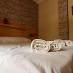 Rentalsevilla Centrico Apartamento Junto Al Guadalquivir Con Parking Coche Mediano