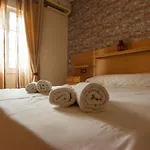 Rentalsevilla Centrico Apartamento Junto Al Guadalquivir Con Parking Coche Mediano